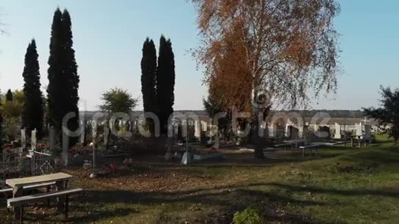 乌克兰公墓秋天东欧田野和墓地视频的预览图