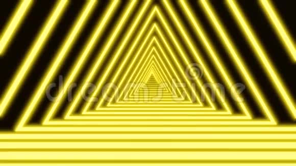 明亮的绿色霓虹灯线在黑色背景上交叉形成三角形隧道狭窄的几何背景视频的预览图