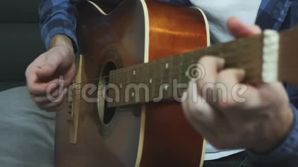 男人用手弹吉他手指在吉他弦上弹奏关门视频的预览图