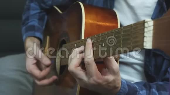 男人用吉他弹拨声吉他演奏吉他民谣的人视频的预览图