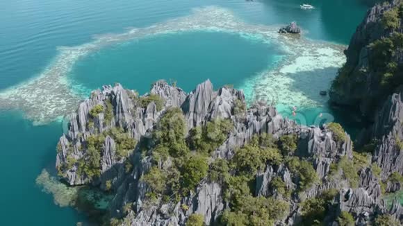 菲律宾巴拉望科隆岛双子泻湖的鸟瞰图视频的预览图