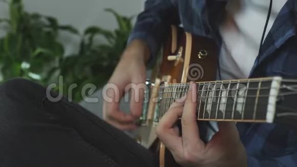 音乐家用电吉他演奏摇滚民谣在家练习现场概念视频的预览图