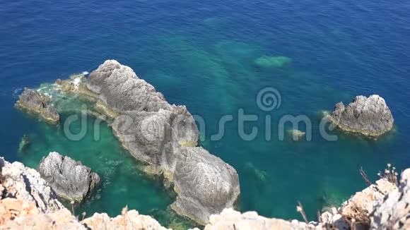 4K热带海滩希腊莱夫卡达岛空中夏季地中海海景视频的预览图