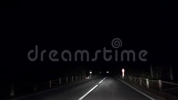 4K夜间交通高速公路驾驶汽车黑暗道路司机旅行波夫视频的预览图