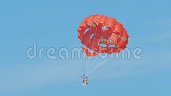 两名游客乘降落伞高空飞行视频的预览图