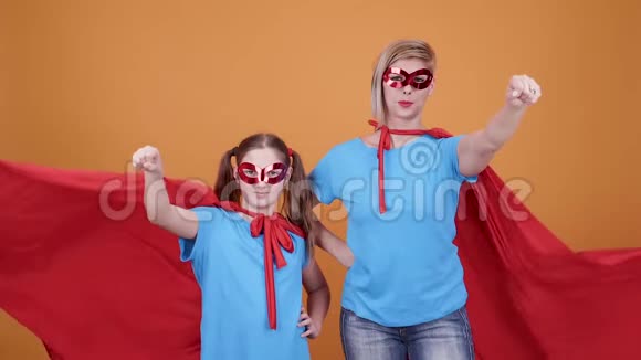 妈妈支持女儿成为超级英雄的梦想视频的预览图