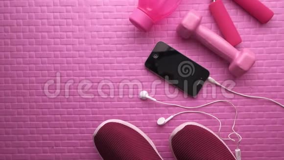 平躺式运动设备和粉色背景智能手机视频的预览图