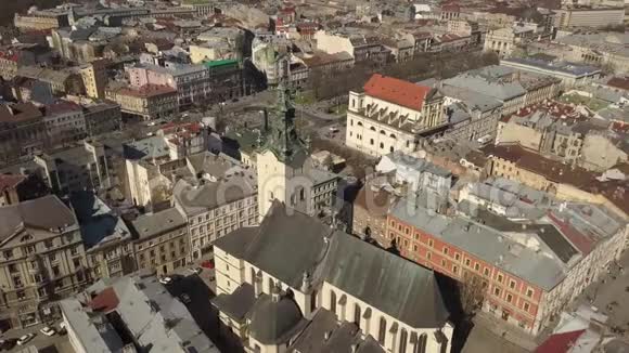 在乌克兰利沃夫市中心的圣母圣母会教堂的鸟瞰图视频的预览图