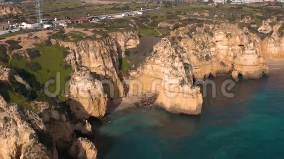 葡萄牙阿尔加维PontadaPiedade的空中景观视频的预览图