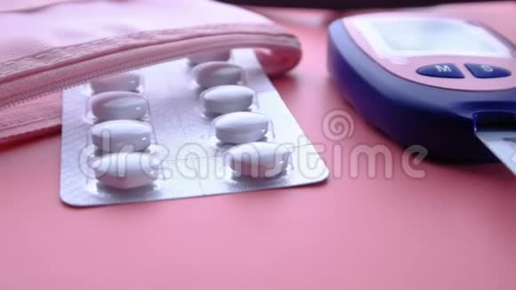 血糖仪药丸和听诊器在粉红色背景下视频的预览图