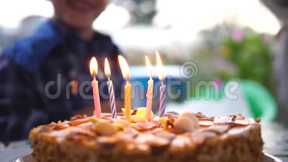 那孩子生日时站在蛋糕的背景上孩子们假期视频的预览图