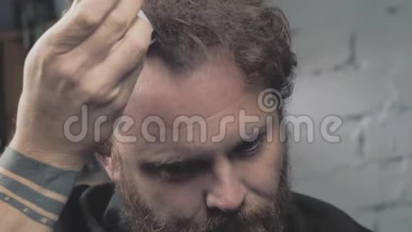 有胡子的人用电动修边器剃头胡须朋克嬉皮士剃了他的莫霍克4k录像慢动作2398视频的预览图