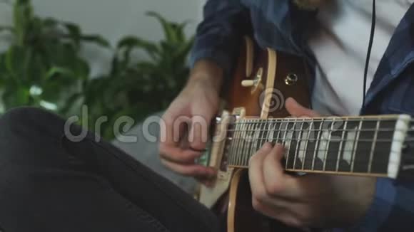 男手用电吉他独奏手指弹吉他视频的预览图