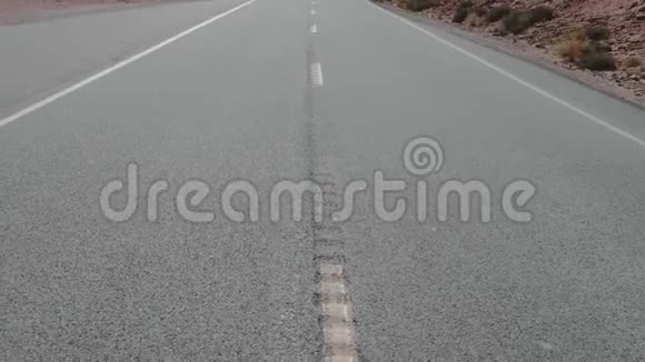 美国纪念碑山谷中的汽车沿着Butter和Mesa山公路行驶视频的预览图