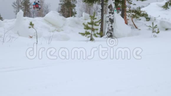 滑雪者在山坡上骑索道视频的预览图