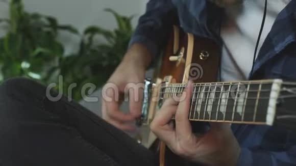 他用电吉他演奏双手在吉他上弹奏和弦音乐概念视频的预览图