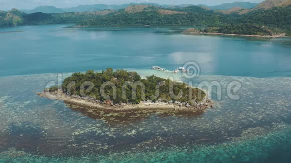 菲律宾巴拉望Coron的Ditaytayan岛的空中景观视频的预览图