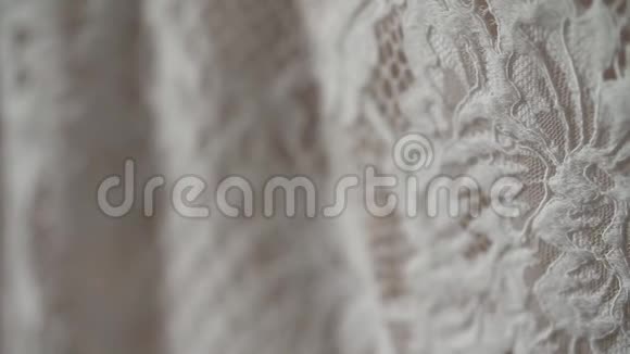 外套衣架上的漂亮婚纱细节视频的预览图