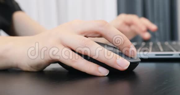 女人手拿电脑鼠标额外特写女性手指在办公室的笔记本电脑键盘和鼠标上打字商业欺诈视频的预览图