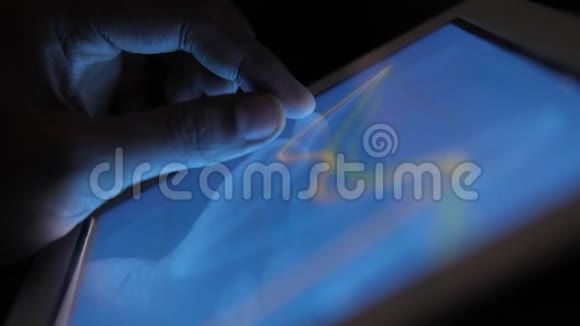 数码平板电脑的人手分析图表视频的预览图