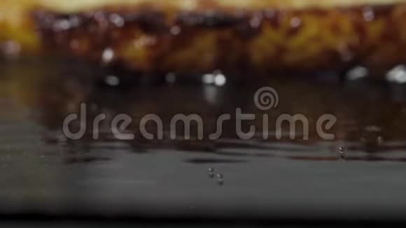 油炸土豆煎饼时热面上的气泡大丸视频的预览图