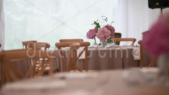 为Weddinf晚餐装饰的桌子视频的预览图