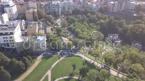 乌克兰基辅Hystory博物馆附近的空中夏季景观Alley视频的预览图