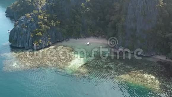 菲律宾巴拉望科隆岛双子泻湖的鸟瞰图视频的预览图