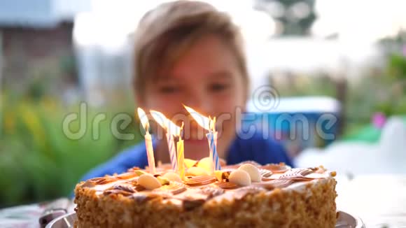 孩子在生日那天吹灭蛋糕上的蜡烛孩子们假期视频的预览图