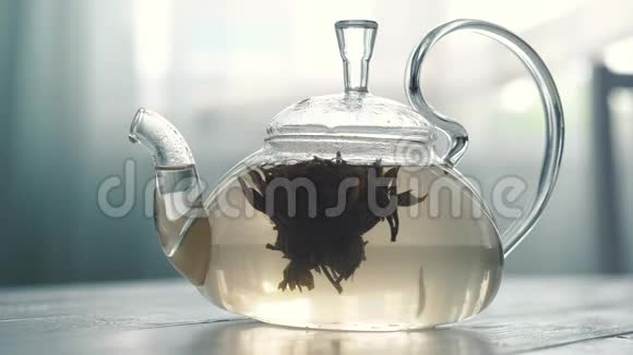 茶是用玻璃茶壶冲泡的视频的预览图