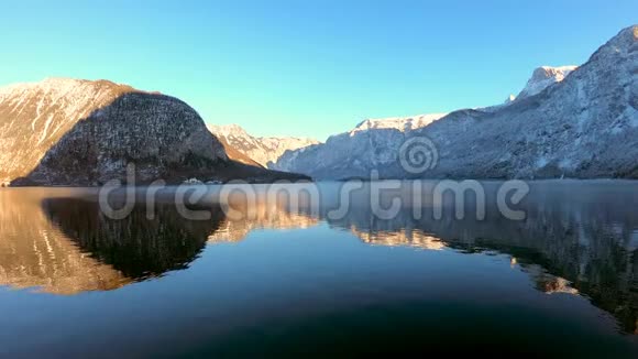 哈尔斯塔特奥地利美丽的山湖景观奥地利阿尔卑斯山脉冬季视频的预览图