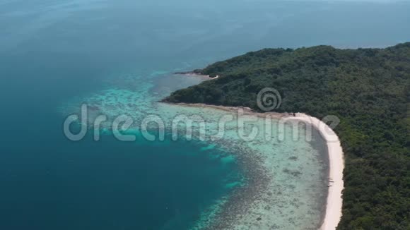 菲律宾巴拉望科罗恩岛的鸟瞰图视频的预览图