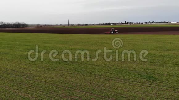 一个农夫用拖拉机飞过田野开始准备田野视频的预览图