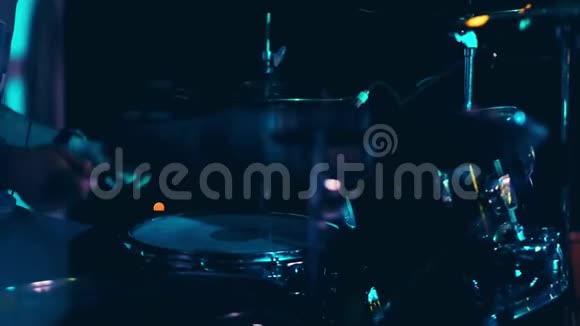 鼓手在音乐会上演奏视频的预览图