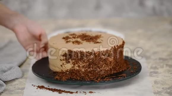 洒上巧克力蛋糕和面包屑用面包屑覆盖拿破仑蛋糕烹饪的过程菜谱甜品视频的预览图