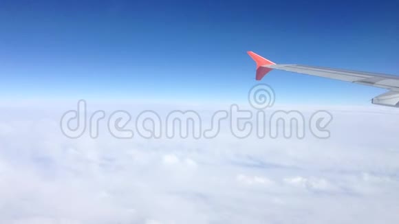 飞机飞过云层视频的预览图
