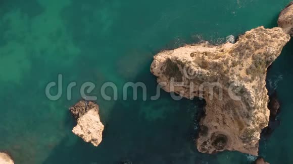葡萄牙阿尔加维PontadaPiedade的空中景观视频的预览图