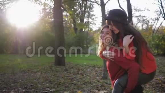 微笑美丽的女朋友玩得开心在秋天的秋天公园度假友谊的概念视频的预览图