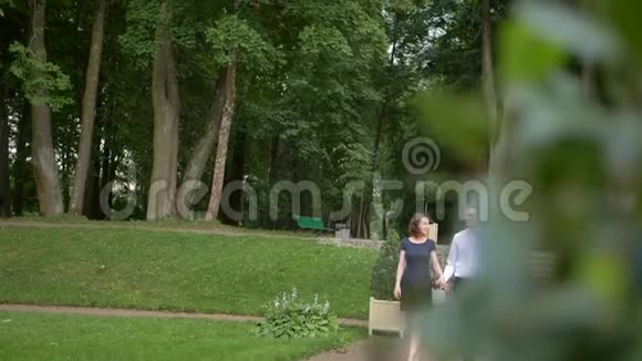 一对年轻夫妇在公园散步视频的预览图