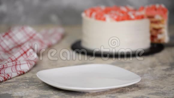 切片樱桃蛋糕加酸奶油放在盘子里特写派对甜点视频的预览图