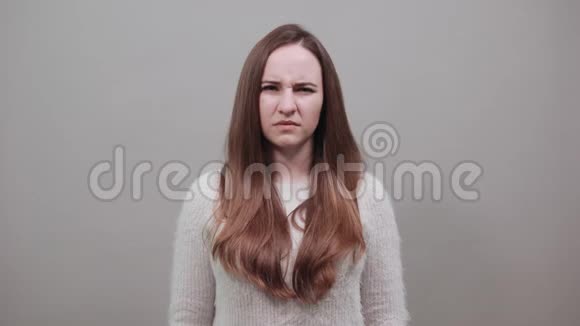 失望的白种人女士哭着捏着脸手指着镜头视频的预览图