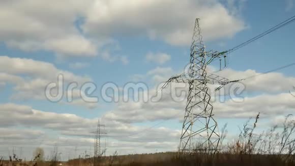 电力高压塔对抗美丽的天空在现场传送塔电力塔电源线和电线视频的预览图