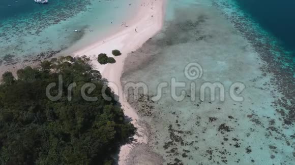 菲律宾巴拉望Coron的Ditaytayan岛的空中景观视频的预览图