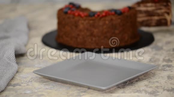 法国巧克力拿破仑蛋糕的膨化糕点与浆果在盘子特写视频的预览图