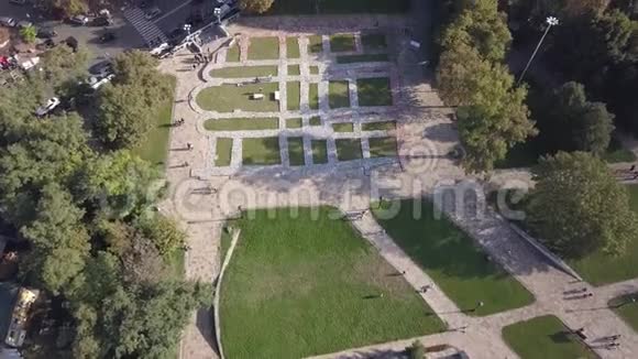空中夏季景观景观以残余和基础的泰坦教堂视频的预览图