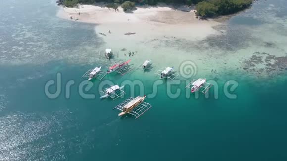 菲律宾巴拉望Coron的Ditaytayan岛的空中景观视频的预览图