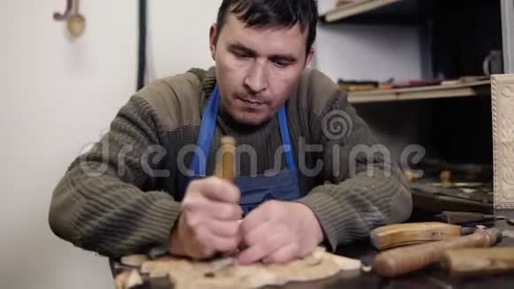 一个职业木匠在车间里工作一个工匠在他的工作场所正在计划未来的家具零件视频的预览图