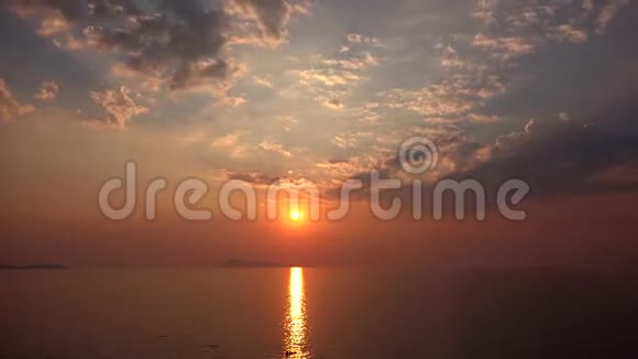 4海滩日落日落海洋海滨日出波浪景观视频的预览图