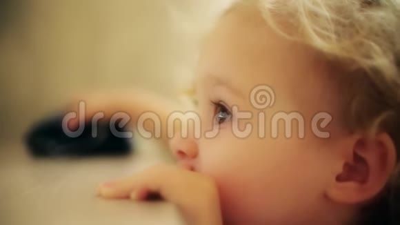 电脑屏幕的慢镜头在一个金发女孩的眼睛里反射视频的预览图