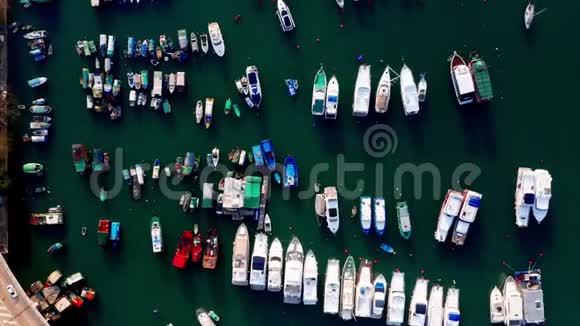 游艇和船停在海湾阳光明媚的一天可以看到空中景色视频的预览图